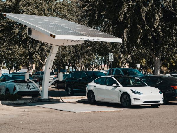 Approcci creativi per ottimizzare la frenata rigenerativa nei veicoli elettrici e amplificare l"efficienza energetica