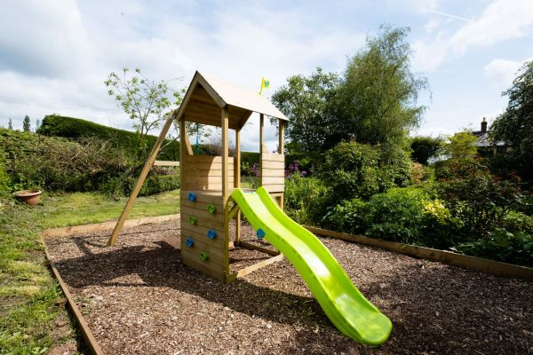 Costruisci un"area giochi sostenibile nel tuo giardino: idee per utilizzare materiali naturali!