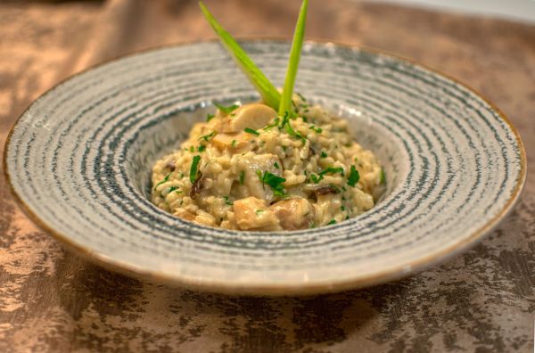 Delizia il tuo palato: ricetta irresistibile di risotto al radicchio rosso e speck con una profumata riduzione di aceto balsamico!