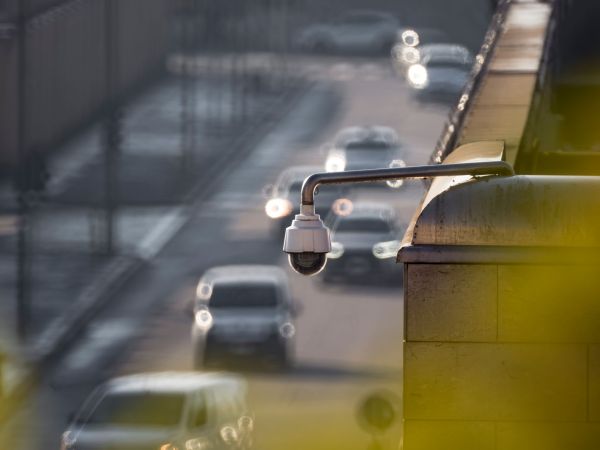 Guida Completa all"Installazione di un Sistema Avanzato per il Monitoraggio delle Condizioni Stradali in Veicoli Sportivi
