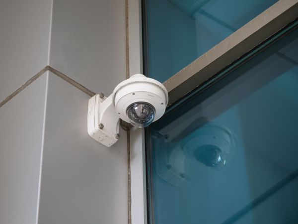 Installazione di un sistema di videosorveglianza chic e sottile: la soluzione perfetta per case minimaliste